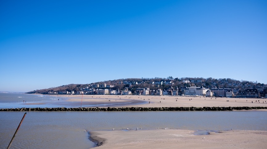 Vue_sur_la_plage_de_Trouville-sur-Mer__depuis_la_digue_de_Deauville_-_Thomas_Le_Floc_H-Thomas_Le_Floc_H